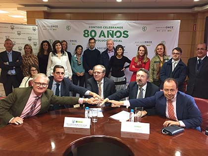 Foto de familia de la firma del acuerdo entre la ONCE y el Ateneo de Sevilla