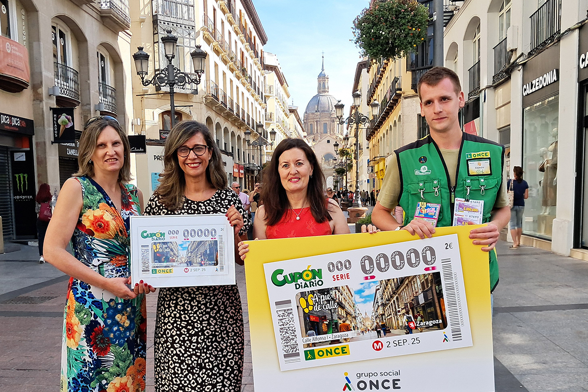 Foto de familia en la calle Alfonso I de Zaragoza