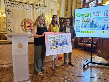 Araceli de las Heras, Blanca Jiménez e Ismael Pérez, en la presentación del cupón dedicado a la calle Santiago, de Valladolid