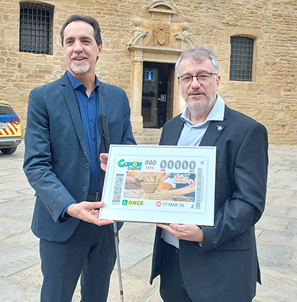 Enric Botí entrega a Òscar Aparicio una lámina enmarcada con este cupón