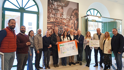 Foto de familia de la presentación del cupón dedicado a la Cerámica valenciana