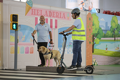 Un instructor de la Fundación ONCE del Perro Guía, durante la exhibición