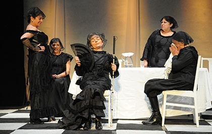 Las actrices de Jacaranda11 en uno de los momentos de la representación de 'La___ Bernarda'