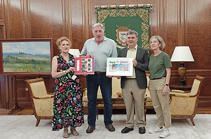 Foto de familia de la presentación del cupón dedicado a las Fiestas de San Fermín y del programa de festejos en braille
