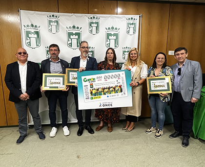 Foto de familia de la presentación del cupón dedicado al bicentenario de la Comparsa de Moros Viejos de Petrer 