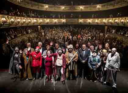 Muxicas junto a autoridades delante del público del teatro