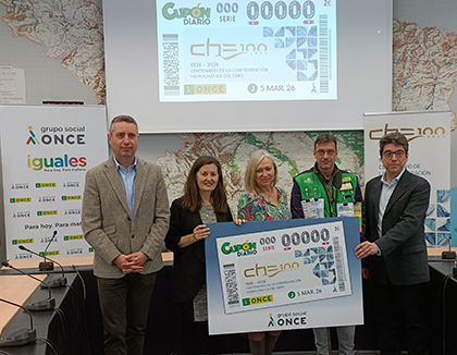 Foto de familia de la presentación del cupón dedicado al Centenario de la Confederación Hidrográfica del Ebro