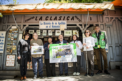 Foto de familia de la presentación del cupón dedicado al Centenario de la Cuesta de Moyano
