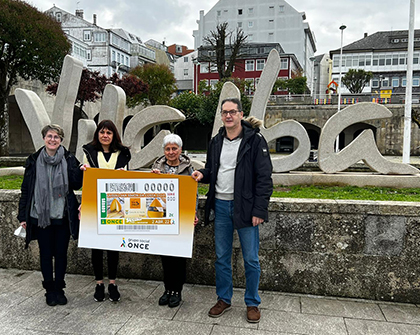 Foto de familia de la presentación del cupón dedicado a la Denominación de Origen Protegida Queixo de San Simón da Costa