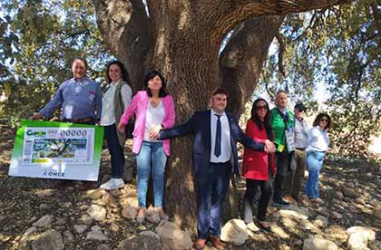 Foto de familia de la presentación del cupón de la ONCE dedicado a la encina milenaria de Cabra del Santo Cristo