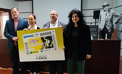 Foto de familia de la presentación del cupón dedicado a la escritora canaria Josefina de la Torre Millares