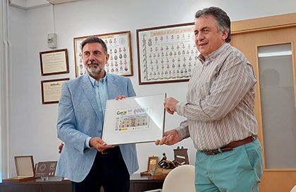 José Tejero y Carlos Javier Hernández, con una copia enmarcada de este cupón