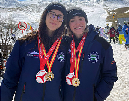 Foto Fundación Dalma. Alejandra Requesens y Victoria Ibáñez posan con una medalla 