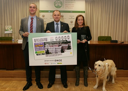 Esteban Sánchez, Pedro Luis Lorenzo y Matilde Gómez, con una copia del cupón dedicado al 225 aniversario de la Facultad de Veterinaria