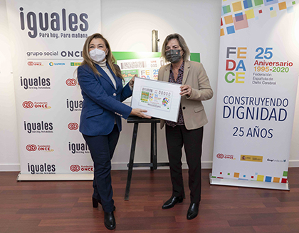 Mar Barbero y Teresa Palahí, con una copia enmarcada de este cupón