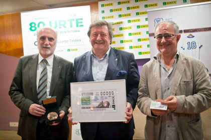 Foto de familia de la presentación del cupón dedicado a la Federación Guipuzcoana de Fútbol