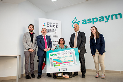 Foto de familia de la presentación del cupón dedicado al 45 aniversario de ASPAYM