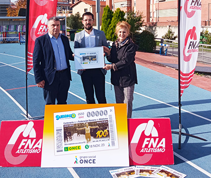 De izquierda a derecha, Valentín Fortún, Rodrigo Domíngez y Pilar Herrero, con una lámina enmarcada de este cupón