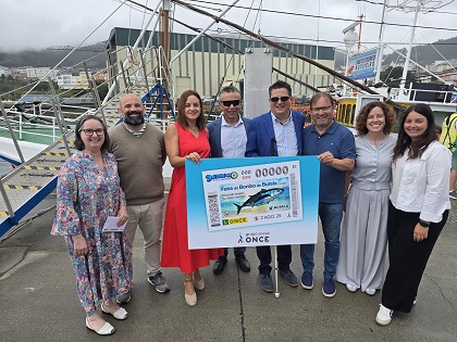 Foto de familia de la presentación del cupón dedicado a la Feira do Bonito de Burela