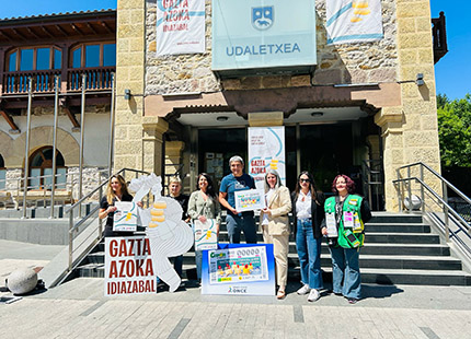 Foto de familia tras la presentación del cupón