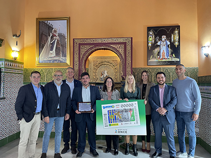 Foto de familia de la presentación del cupón dedicado a la Filà Marrakesch-Alferez 2025, de Alcoi