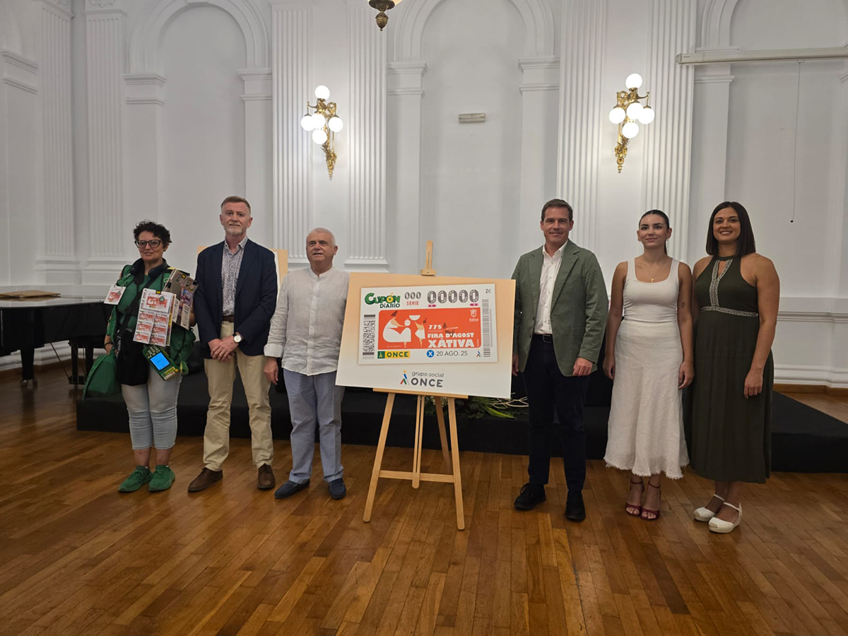 Foto de familia de la presentación del cupón dedicado al 775 aniversario de la Fira de Xátiva