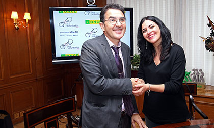 Andrés Ramos y la presidenta de Cibervoluntarios estrechan sus manos tras la firma del convenio