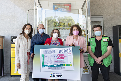 Foto de familia de la presentación del cupón de la ONCE dedicado al 20 aniversario de la Fundación Integra