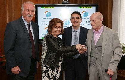 Mª Luisa García entrega el audífono a Jaime Darke junto a Vicente del Bosque y Andrés Ramos