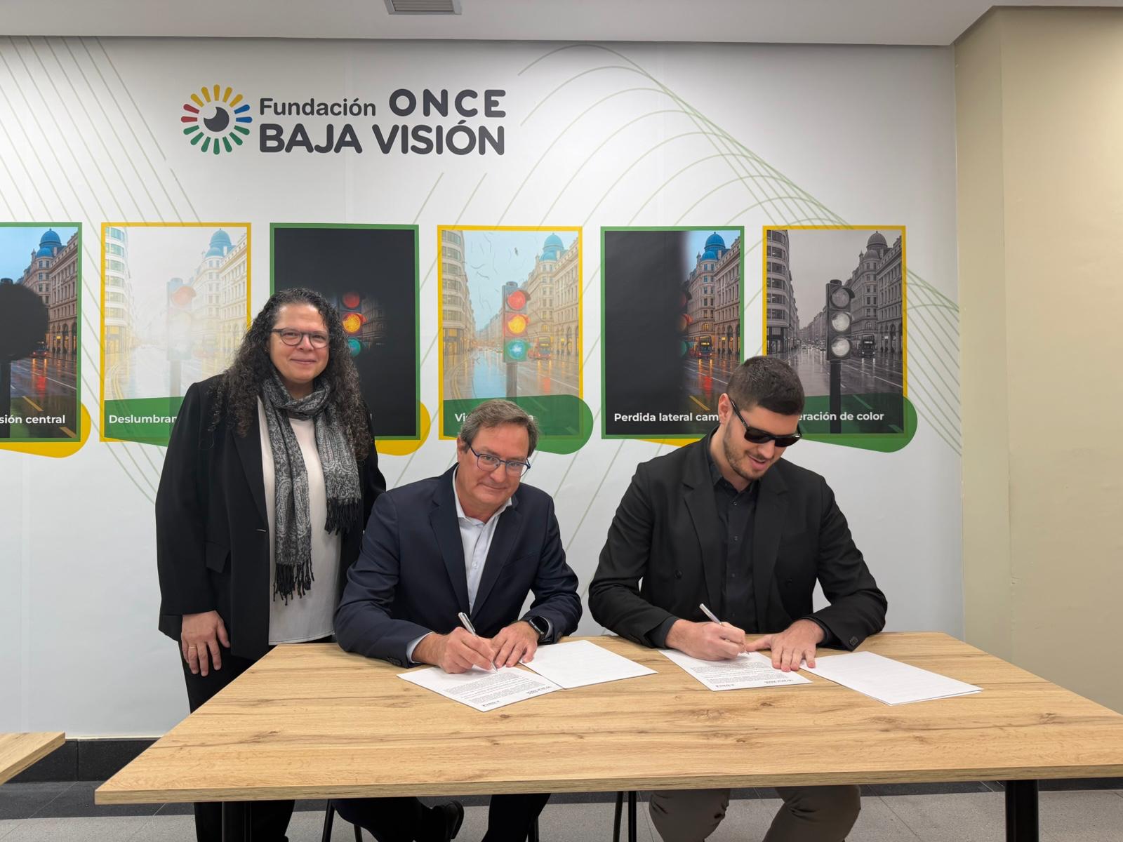 Firma del convenio con entre FOBV y Barañano Baja Visión