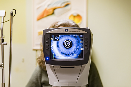 Una mujer durante una prueba oftalmológica para detectar baja visión