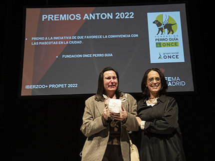 María Jesús Varela, directora de la FOPG, recibe el premio San Antón de manos de la directora de Iberzoo