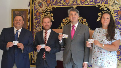 Foto de familia de los participantes en la presentación del cupón del 25 de agosto