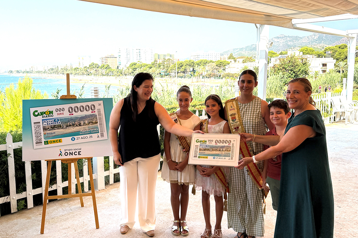 Foto de familia de la presentación del cupón de la Playa Els Terrers en Benicàssim