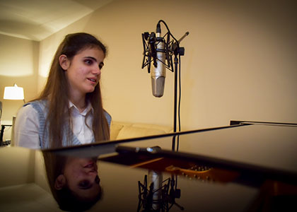 Laura Diepstraten tocando en su piano