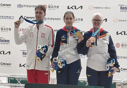 Podio del campeonato del mundo de tiro con carabina en la modalidad de pie