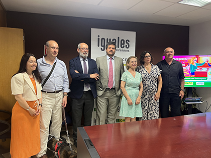Foto de familia de la firma del convenio entre la ONCE y la Junta de Extremadura en materia de Educación