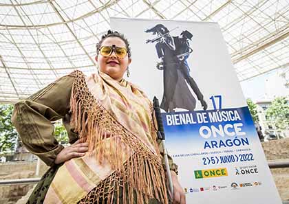 Rocío López junto al cartel de la Bienal