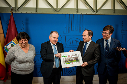 Foto de familia de la presentación del cupón dedicado a la Quinta de los Molinos