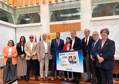 Foto de familia de la presentación del cupón dedicado a la matemática María Jesús Carro Rossell