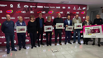 Foto de família de la presentación del cupón dedicado a la Mitja Marató