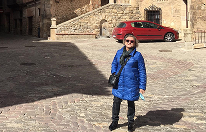 Pilar Calvo, en Albarracín, durante una visita a personas ciegas de la localidad