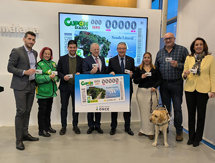 Foto de familia de la presentación del cupón dedicado a la Senda Litoral de Málaga