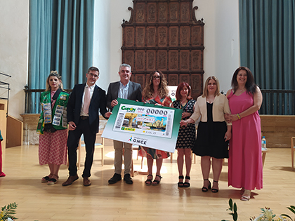 Foto de familia de la presentación del cupón dedicado al XX aniversario de la declaración de Úbeda y Baeza como ciudades Patrimonio Mundial