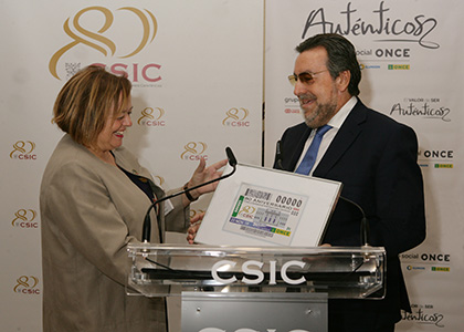 Rosa Menéndez y Miguel Carballeda, con una lámina enmarcada del cupón dedicado al 80 aniversario del CSIC
