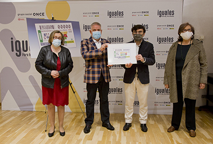 Foto de familia de la presentación del cupón dedicado al Día Internacional para la Erradicación de la Pobreza