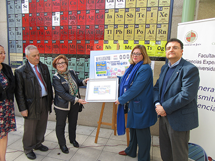 Foto de familia de la presentación del cupón que la ONCE dedica al Año Internacional de la Tabla Periódica
