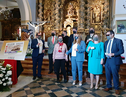 Foto de familia de la presentación del cupón dedicado a la Hermandad del Santo Sepulcro de Baena