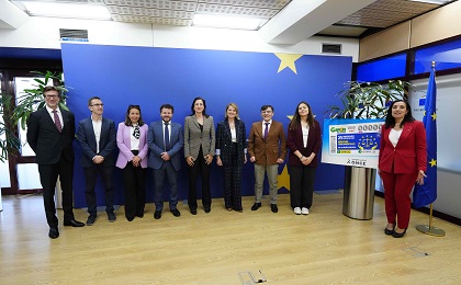 Foto de familia de la presentación del Cupón por el Día de Europa