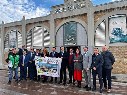 Foto de familia de la presentación del cupón de la ONCE dedicado al 150 aniversario del Puerto de Huelva